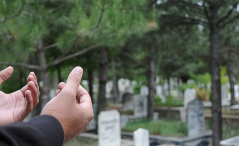 Kabristan Ziyareti Arefe Günümü Yoksa Bayramın 1. Günü Mü Yapmak Lazım?