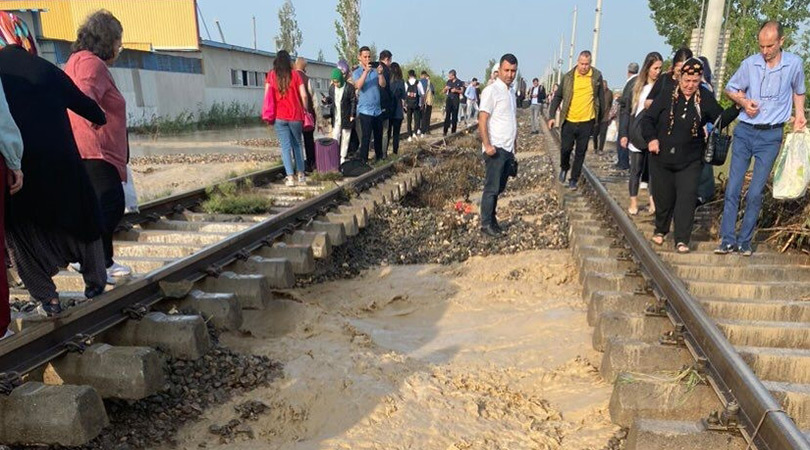 Mersin’deki Yoğun Yağışlar Tren Seferlerini Olumsuz Etkiledi!