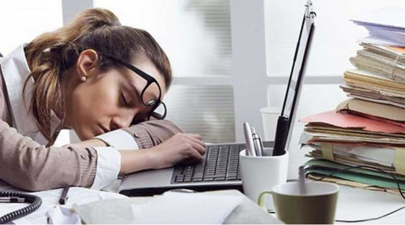 Dikkat! Geleceğe Takılmak Başarıyı Engelliyor: 5 Kritik Etki!