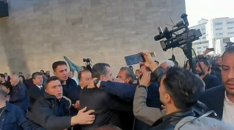 CHP Genel Başkanı Özgür Özel’e İstanbul’da Fiziksel Saldırı!